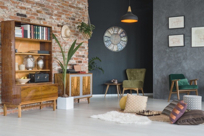 In einem modernen Wohnzimmer stehen alte Möbel