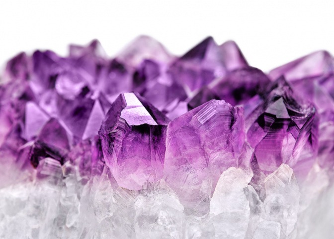 Amethyst-Kristalle in den typischen Farben 