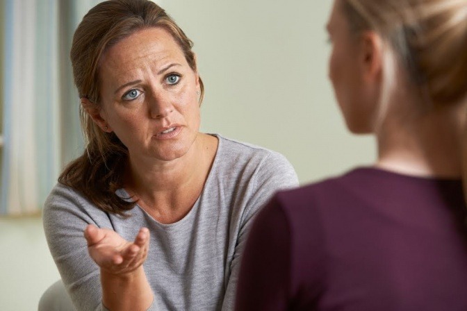 Zwei Frauen sind miteinander im Gespräch.