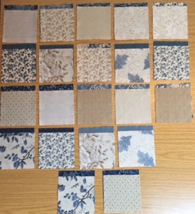 Die Anordnung der Quadrate für ein Patchwork ist zu sehen