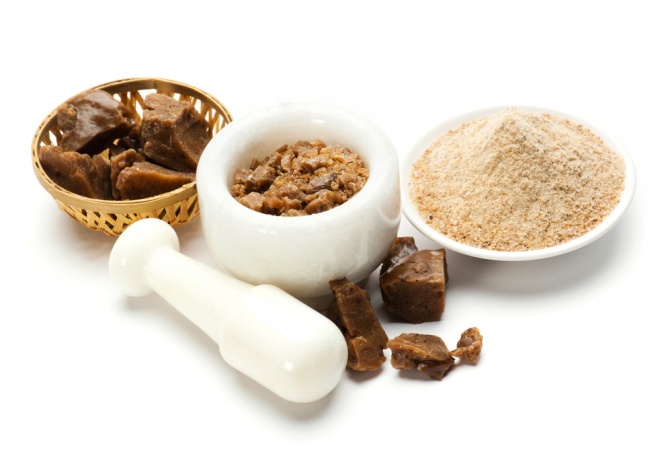 Asafoetida (Hing, Teufelsdreck) liegt auf einem Brett