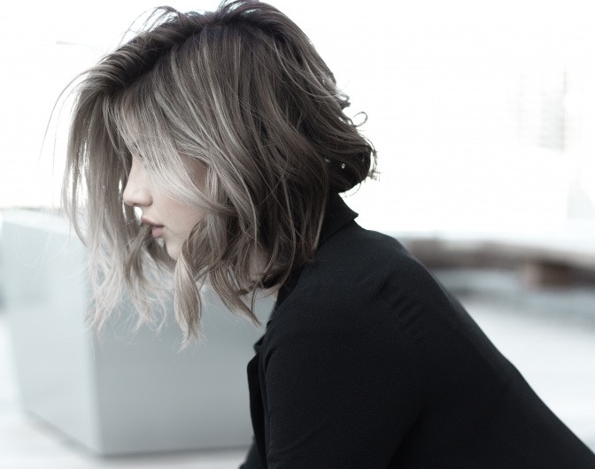 Eine Frau hat aschblonde Haare