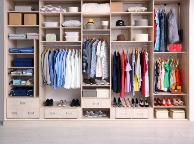 Sauber eingeräumter Kleiderschrank