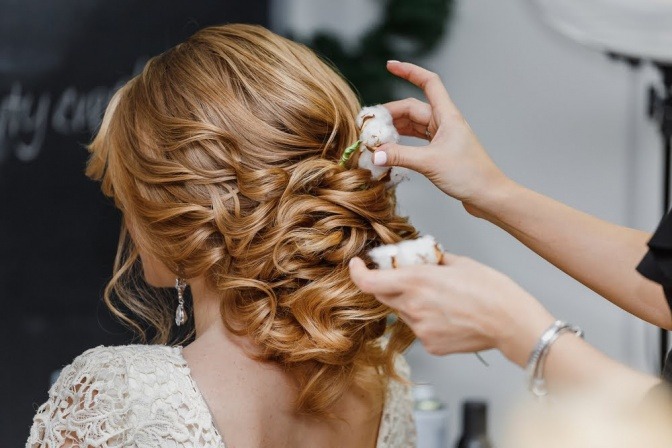 Frau mit geflochtenen Haaren