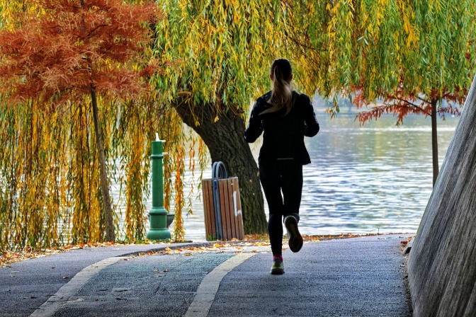 Frau läuft nach dem Aufwärmen vor dem Joggen