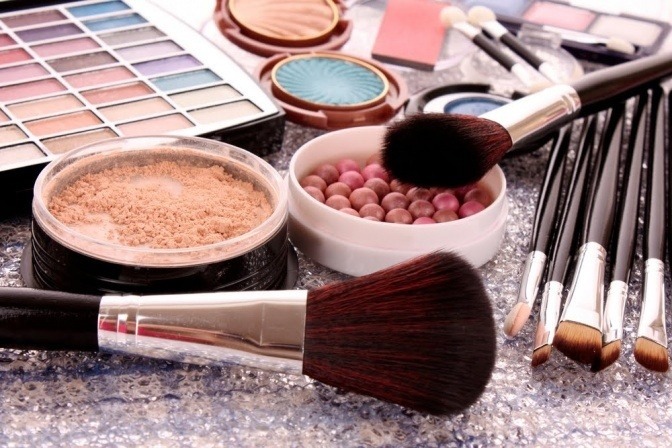 Verschiedene Schminksachen und Augen-Make-up