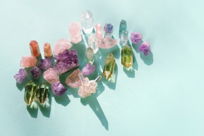 Edelsteine in Chakra Farben.