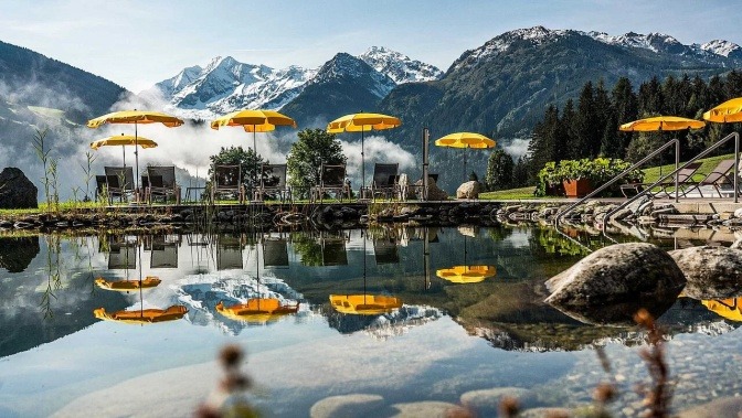 Auszeit in den Bergen mit Liegestühlen und Schwimmteich