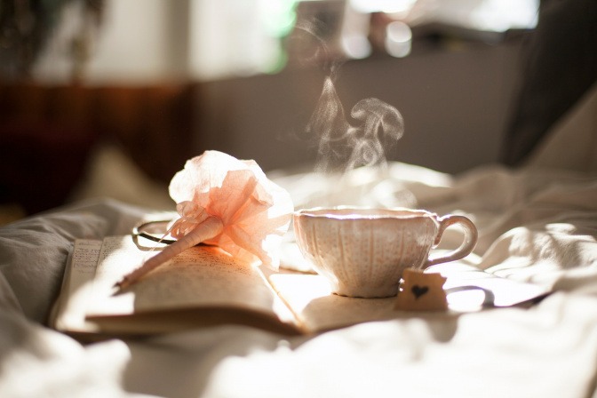Tee und Buch