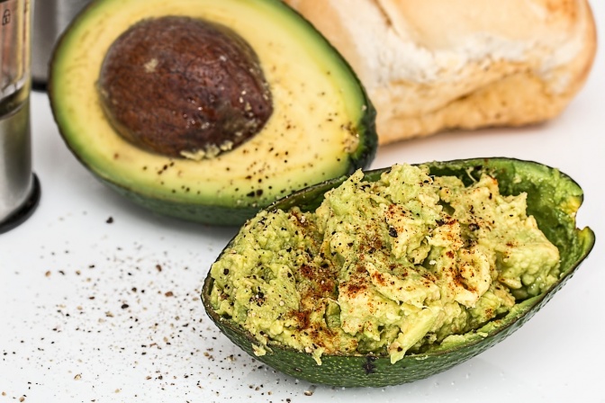 Avocadohälfte mit Gaucamole