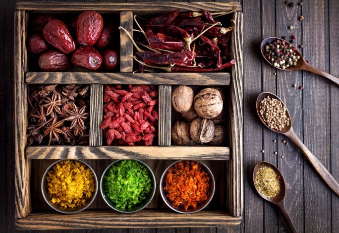 Ayurveda Essen liegt in einer Kiste aus Holz