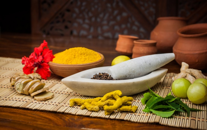 Verschiedene Lebensmittel für eine Ayurveda Ernährung liegen nebeneinander