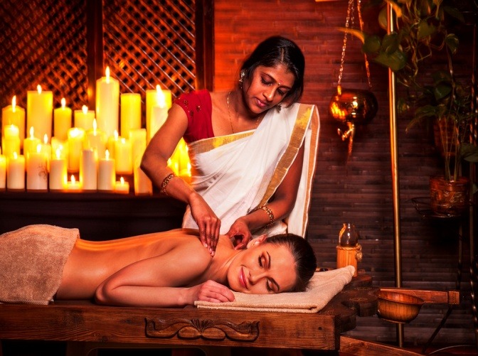 Eine Frau bekommt eine Ayurveda Ganzkörpermassage