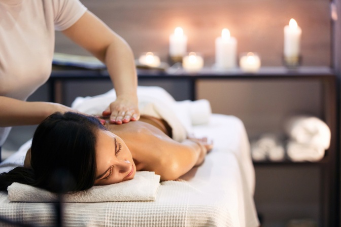Eine Frau entspannt sich bei einer ayurvedischen Massage 