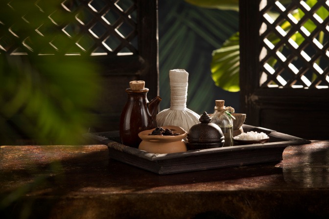 Ayurvedische Kräuter und Salze auf einem Tablett