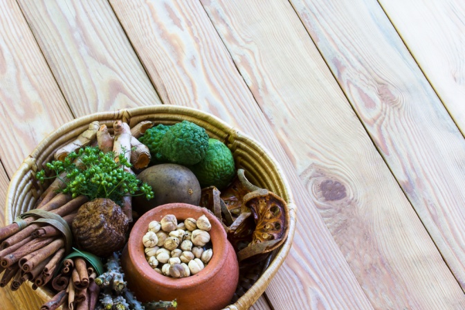 Ayurvedische Gewürze in Schalen