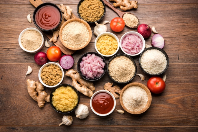 Ayurvedische Gewürze stehen auf einem Tisch