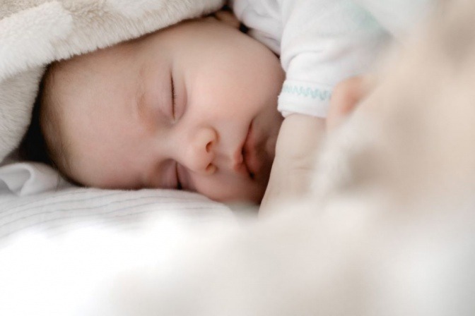 Ein Baby schläft in eine kuschelige Decke gehüllt