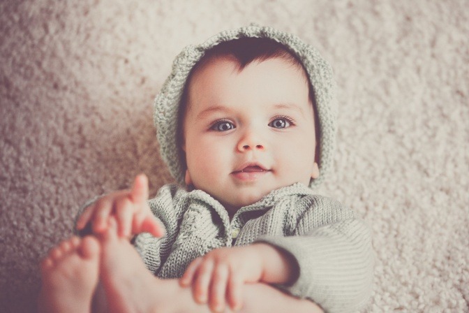 Baby lächelt und hat sicher keinen wunden Babypopo