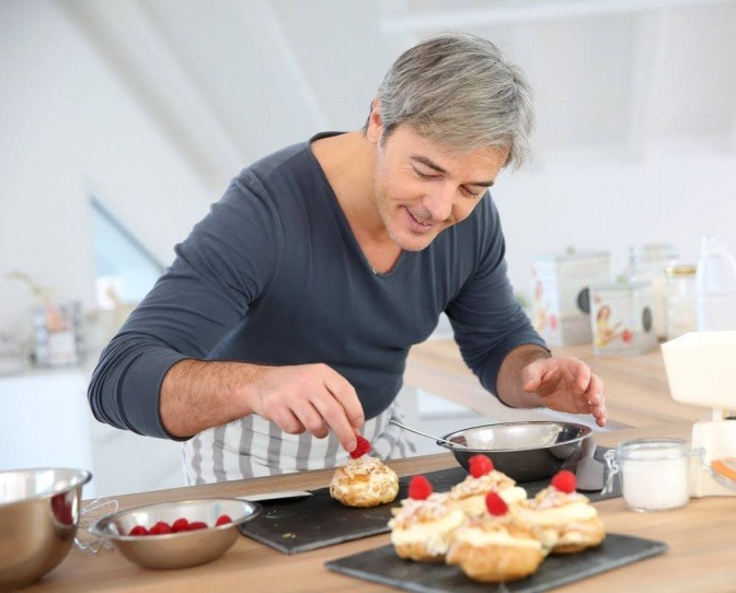 Mann backt Kuchen mit Süßungsmitteln