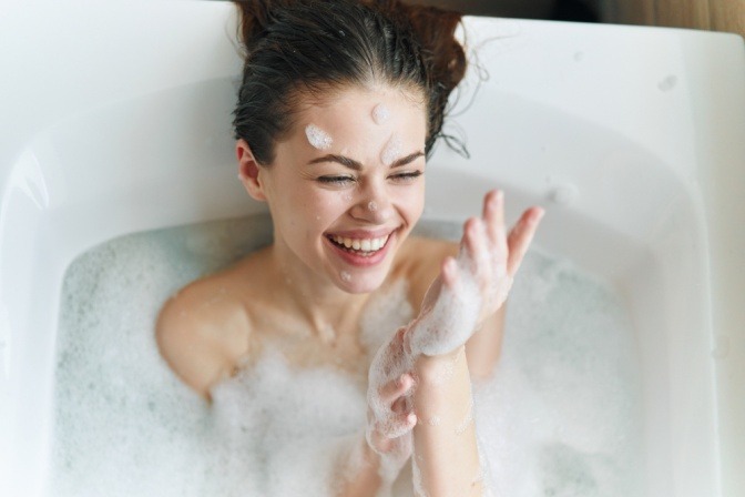 Junge Frau in der Badewanne gegen schlechte Laune