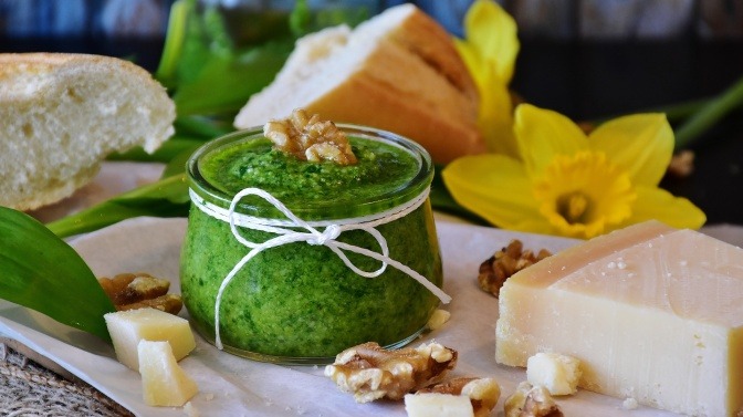 Ein Bärlauch Pesto ist nett angerichtet