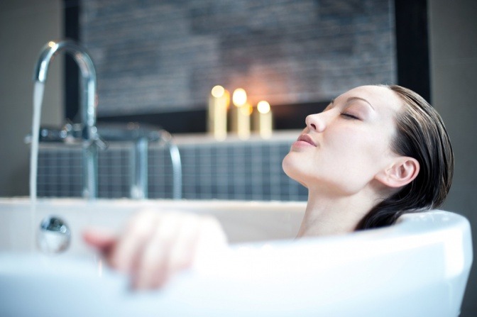 Frau in der Badewanne