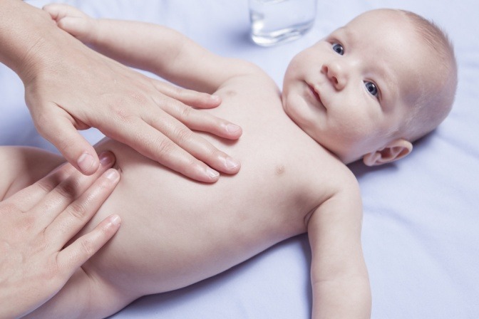 Baby Bauchmassage mit Kümmelöl gegen Blähungen