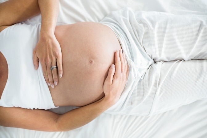 Frau mit gepflegtem Bauch in der Schwangerschaft