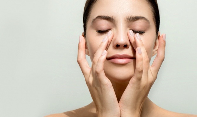 Frau trägt BB Cream auf für einen natürlichen Look