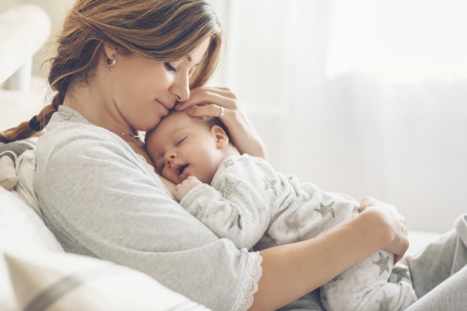 Frau mit Baby am Bauch