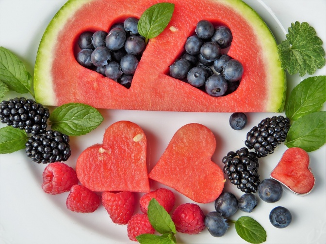 Melonen und Beeren hübsch arrangiert