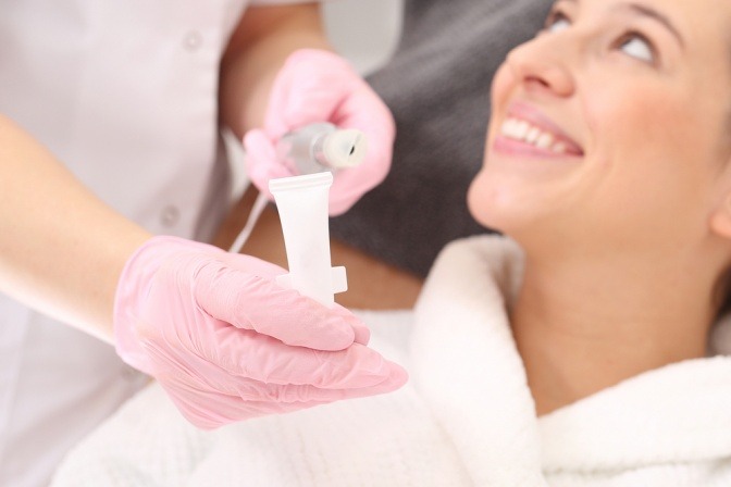 Nach dem Microneedling wird die Haut sanft behandelt