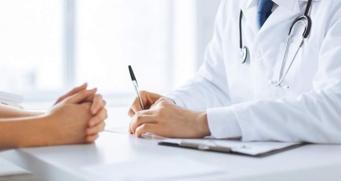 Ein Arzt spricht mit einer Patientin