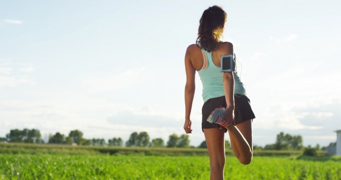 Eine Frau macht Sport um Besenreiser vorzubeugen