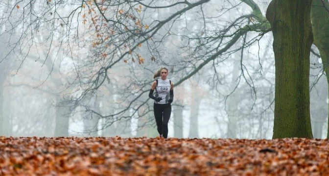 Frau joggt im Wald