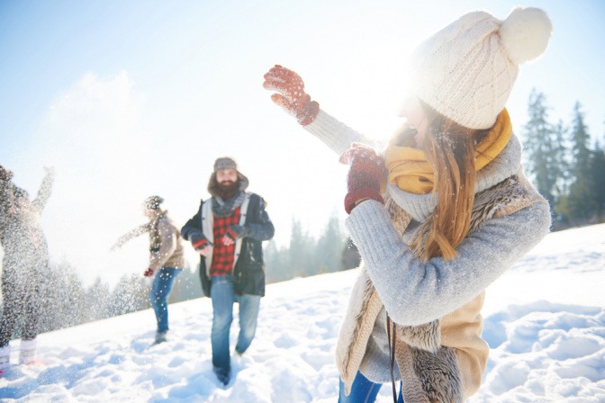 Männer und Frau im Schnee in Bewegung für ein starkes Immunsystem