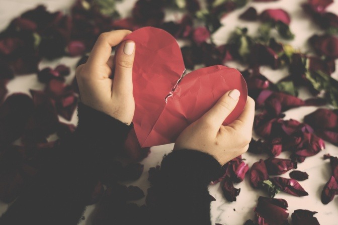 Ein Herz wird als Symbol für das Ende einer Beziehung gebrochen