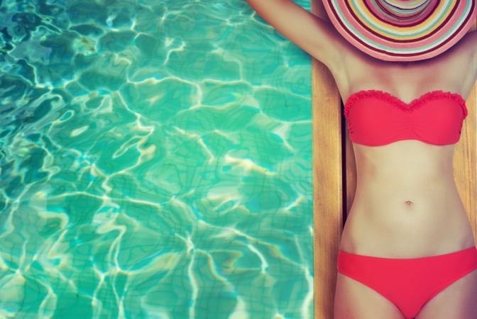 Eine Frau liegt im Bikini auf einer Luftmatratze
