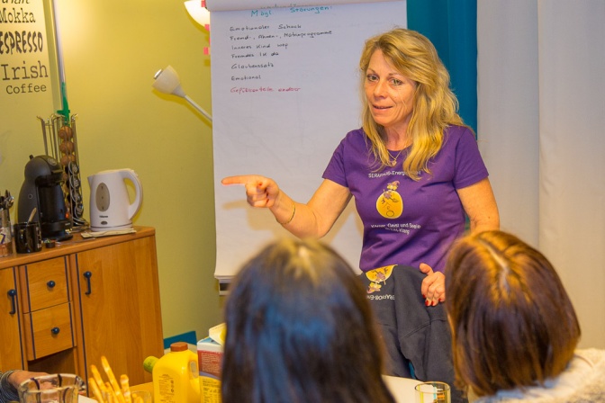 Birgit Thiel ist bei der Energiearbeit Pendeln zu sehen