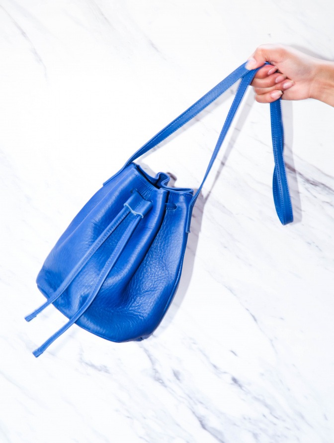 Eine blaue Bucket Bag vor weißem Hintergrund 
