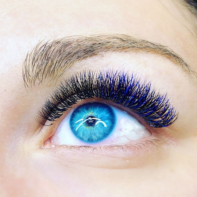 Eine Frau hat blaue Wimpern
