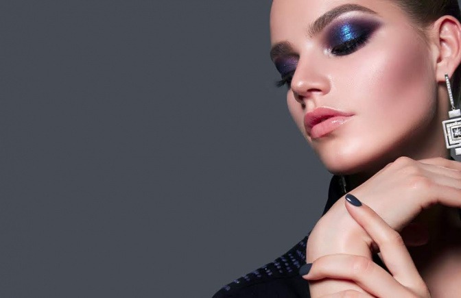 Eine Frau hat einen blauen Lidschatten als Make-up Trend 2020