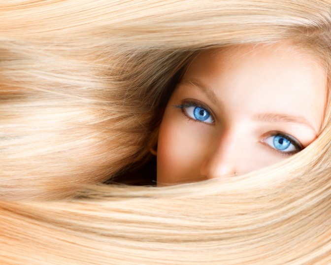 Eine blonde Frau hat lange schöne Haare