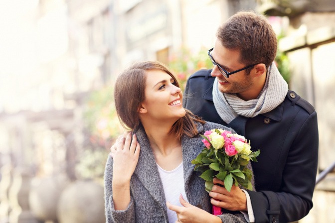 Mann schenkt einer Frau Blumen