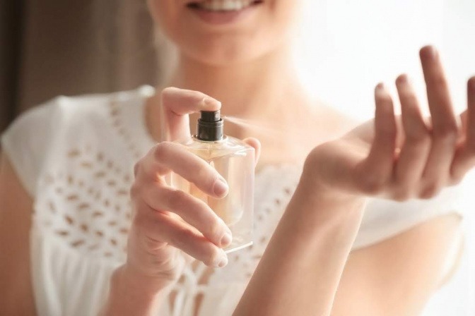 Blumige Parfums ziehen Mücken zusätzlich an. 