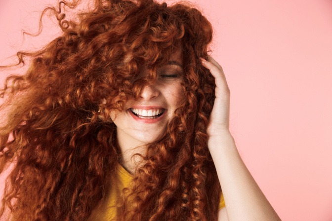 Braune Wimpern  bei einer Frau mit roten Haaren