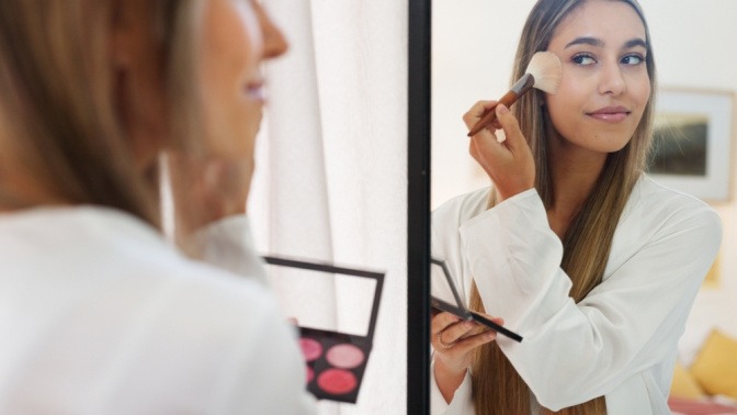 Frau schminkt den Teint für ihr Braut-Make-up