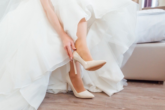 Eine Braut trägt Brautschuhe ivory