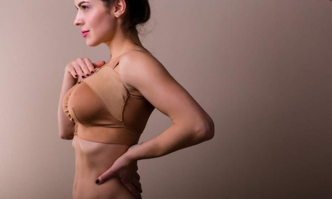 Eine Frau trägt einen Sport-BH nach einer Brustoperation